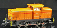 [Lokomotivy] → [Motorov] → [V 60] → 501283: dieselov lokomotiva oranov s dvma ervenmi prouky, ern rm