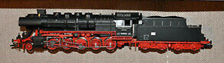 [Lokomotivy] → [Parní] → [BR 50] → 500858: parní lokomotiva černá s červeným pojezdem a kouřovými plechy