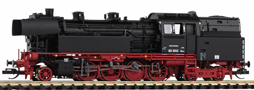 [Lokomotivy] → [Parní] → [BR 83] → 47124: parní lokomotiva černá s červeným pojezdem a kouřovými plechy