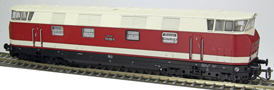 [Lokomotivy] → [Motorové] → [V 180 (BR 118)] → 501973: dieselová lokomotiva červená-slonová kost s pruhem, černý rám a pojezd