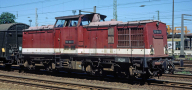 [Lokomotivy] → [Motorové] → [V 100] → 502187: dieselová lokomotiva červená s bílým proužkem a s pomocným pohonem