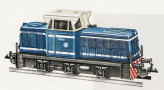 [Lokomotivy] → [Motorov] → [T334] → 2611: dieselov lokomotiva modr s blmi prouky, krmov budka, ern rm a pojezd