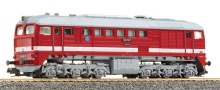 [Lokomotivy] → [Motorové] → [BR 120] → 02574: dieselová lokomotiva červená s šedým pojezdem a krémovým pruhem