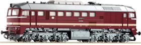 [Lokomotivy] → [Motorové] → [BR 120] → 35004: dieselová lokomotiva červená s krémovým pruhem, šedá střecha a podvozky