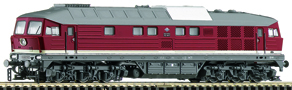 [Lokomotivy] → [Motorové] → [BR 132] → 36220: červená s tmavěšedým pojezdem a šedou střechou, bílý pruh
