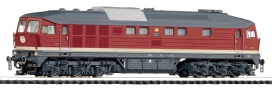 [Lokomotivy] → [Motorové] → [BR 132] → 36226: červená s krémovým pruhem, šedou střechou a černým pojezdem BR 130
