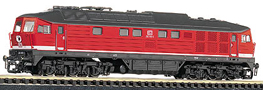 [Lokomotivy] → [Motorové] → [BR 132] → 36201: dieselová lokomotiva červená s bílou linkou, šedou střechou a černým pojezdem