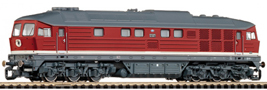 [Lokomotivy] → [Motorové] → [BR 132] → 36204: dieselová lokomotiva červená s krémovým proužkem, tmavě šedá střecha a pojezd