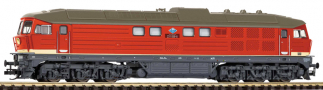 [Lokomotivy] → [Motorové] → [BR 132] → 47329: dieselová lokomotiva červená s krémovým proužkem, tmavě šedá střecha a rám, černý pojezd