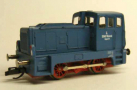 [Lokomotivy] → [Motorové] → [V 15 (BR 101/BR 102)] → 2430: dieselová lokomotiva modrá s červeným pojezdem, vlečková „Wismut“