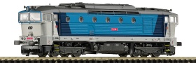 [Lokomotivy] → [Motorové] → [T478.3 „Brejlovec”] → 36257: dieselová lokomotiva modro-bílá v barevném schematu „Najbrt-Design“