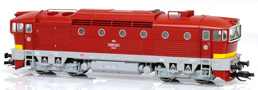 [Lokomotivy] → [Motorové] → [T478.3 „Brejlovec”] → 33319: dieselová lokomotiva červená s výstražnými pásy na čelech