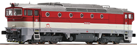 [Lokomotivy] → [Motorové] → [T478.3 „Brejlovec”] → 36254: dieselová lokomotiva červená-bílá s šedým rámem, tmavou střechou a pojezdem
