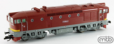 [Lokomotivy] → [Motorové] → [T478.3 „Brejlovec”] → TT754-T031: dieselová lokomotiva červená s výstražným žlutým pruhem, šedý rám a pojezd
