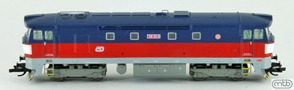[Lokomotivy] → [Motorové] → [T478.1 „Bardotka”] → TT751-121: dieselová lokomotiva červená-modrá, šedý pojezd