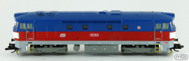 [Lokomotivy] → [Motorové] → [T478.1 „Bardotka”] → CD-751-142: dieselová lokomotiva červená-modrá, tmavě šedý rám a pojezd, bílý pás na poprsí