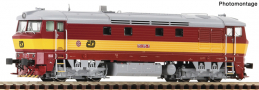 [Lokomotivy] → [Motorové] → [T478.1 „Bardotka”] → 7380007: dieselová lokomotiva červená se žlutým výstražným pásem, šedá střecha a pojezd