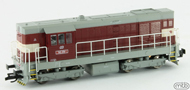 [Lokomotivy] → [Motorové] → [T466.2/T448.0] → CD-742-218: dieselová lokomotiva červená s šedou střechou, rámem a pojezdem a výstražným pruhem