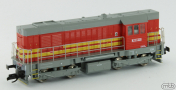 [Lokomotivy] → [Motorové] → [T466.2/T448.0] → TT740-800: dieselová lokomotiva červená se žlutými proužky, šedá střecha, rám a pojezd