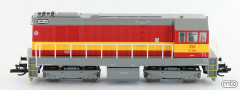 [Lokomotivy] &rarr;&nbsp;[Motorov�]&nbsp;&rarr;&nbsp;[T458 (721)]&nbsp;&rarr;&nbsp;CSD-721-199: dieselov� lokomotiva �erven� s v�stra�n�m pruhem, �ed� st�echa, r�m a pojezd