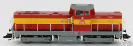 [Lokomotivy] → [Motorové] → [T466.0 (735)] → ZSR-735-255: dieselová lokomotiva červená s výstražným pruhem, šedá střecha, rám a pojezd