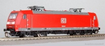[Lokomotivy] → [Elektrické] → [BR 185] → 32200: elektrická lokomotiva červená s šedým rámem a černým pojezdem