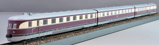 [Lokomotivy] → [Motorové vozy a jednotky] → [SVT 137] → 1372: fialovo-krémová s šedou střechou a pojezdem třídílná jednotka