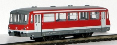 [Lokomotivy] → [Motorové vozy a jednotky] → [BR 172] → 772R: červený s bílým pruhem a dveřmi, šedá střecha LVT 772