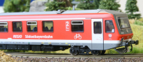 [Lokomotivy] → [Motorové vozy a jednotky] → [BR 628] → 51008311: dvoudální motorová jednotka červená-bílá s šedou střechou „Südostbayernbahn“