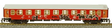 [Osobní vozy] → [Rychlíkové] → [typ Y] → 40141: rychlíkový vůz červený s šedou střechou 2. tř., graffity z jedné strany