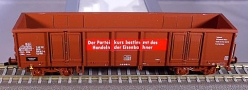 [Nákladní vozy] → [Otevřené] → [4-osé Eas] → 501326: vysokostěnný vůz červenohnědý s nápisem  „Der Parteikurs bestimmt das Handeln der Eisenbahner“