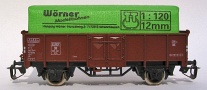 [Nákladní vozy] → [Otevřené] → [2-osé Es] → TG-1005: otevřený nákladní vůz červenohnědý s nákladem a zelenou plachtou „Wörner Modellbahnen“