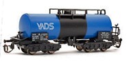 [Nákladní vozy] → [Cisternové] → [4-osé s lávkou Ra] → DD74: modrá s černým příčným pásem ″VADS″