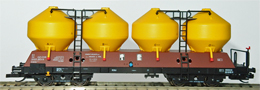 [Nákladní vozy] → [Samovýsypné] → [4-osé Uacs (Raj)] → 3711.2: nádobový vůz červenohnědý, nádoby žluté „Cement Hranice“
