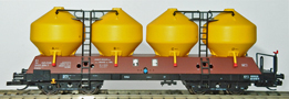 [Nákladní vozy] → [Samovýsypné] → [4-osé Uacs (Raj)] → 3711.3: nádobový vůz červenohnědý, nádoby žluté „Cement Hranice“