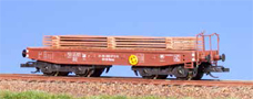 [Nákladní vozy] → [Nízkostěnné] → [4-osé plošinové] → 20530: červenohnědý plošinový vůz s nákladem ocelových plechů