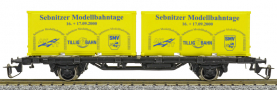 [Nákladní vozy] → [Nízkostěnné] → [2-osé Sm] → : plošinový vůz se dvěma žlutými kontejnery 20′ s reklamním potiskem „AKTT“